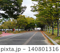 初秋の公園　木のトンネルのランニングロード 140801316