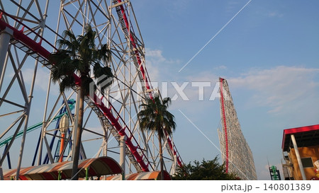 夕方の遊園地とジェットコースター 夕方の遊園地とジェットコースター 140801389
