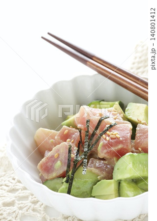 マグロとアボカドのポキ 140801412