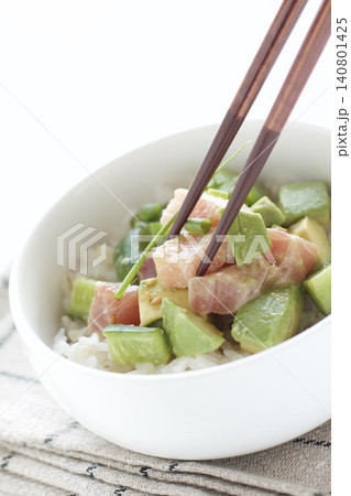 マグロとアボカドのポキ丼 140801425