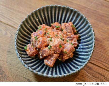 ハワイ風マグロのポキ(ポケ)料理のクローズアップ ハワイ風マグロのポキ(ポケ)料理のクローズアップ 140801442