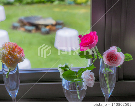 爽やかな陽射しの中で美しく華やかに咲き誇る洋館の春から初夏の花々 爽やかな陽射しの中で美しく華やかに咲き誇る洋館の春から初夏の花々 140802593