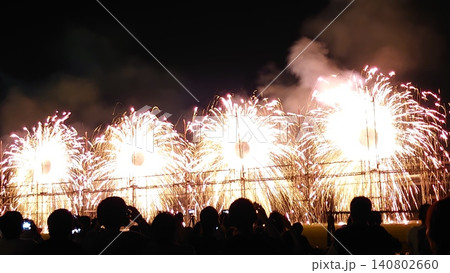 夜空を彩る仕掛け花火と観客 夜空を彩る仕掛け花火と観客 140802660