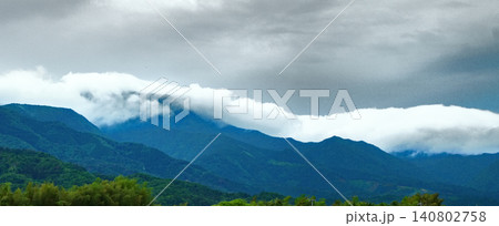 雲がかかる大山 雲がかかる大山 140802758