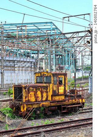 錆びて放置された鉄道保守用の車両 140802764