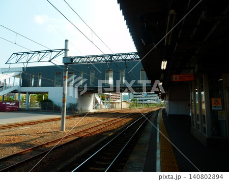 静かな地方駅のプラットホームと線路 140802894