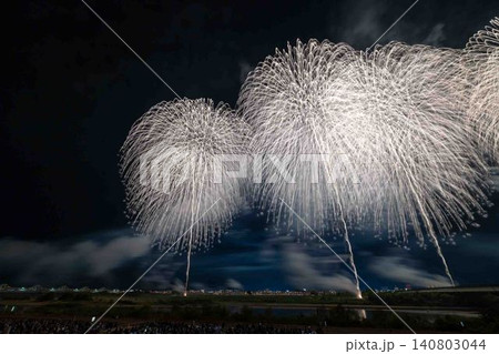 夜空に大輪の白い花火が2発並んで打ち上がる 幻想的でダイナミックな花火大会 夜空に大輪の白い花火が2発並んで打ち上がる 幻想的でダイナミックな花火大会 140803044