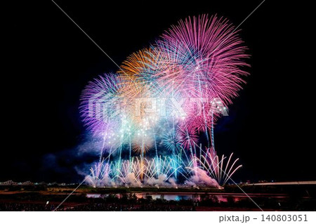 夜空を鮮やかに彩るカラフルな大輪の花火 河川敷で開催される華やかな花火大会 夜空を鮮やかに彩るカラフルな大輪の花火 河川敷で開催される華やかな花火大会 140803051