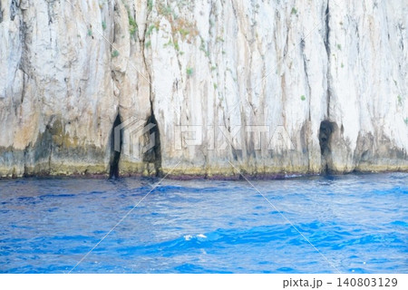 カプリ島の海　青の洞窟近く 140803129