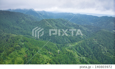 梅雨時の富山県朝日町笹川地区の山の様子 梅雨時の富山県朝日町笹川地区の山の様子 140803972