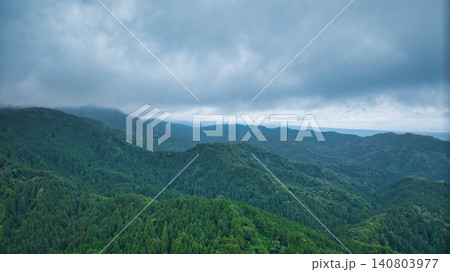 梅雨時の富山県朝日町笹川地区の山の様子 梅雨時の富山県朝日町笹川地区の山の様子 140803977