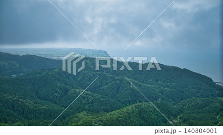 梅雨時の富山県朝日町笹川地区越しに見る黒部川扇状地や富山湾などの様子 梅雨時の富山県朝日町笹川地区越しに見る黒部川扇状地や富山湾などの様子 140804001