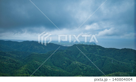 梅雨時の富山県朝日町笹川地区越しに見る黒部川扇状地や富山湾などの様子 梅雨時の富山県朝日町笹川地区越しに見る黒部川扇状地や富山湾などの様子 140804004
