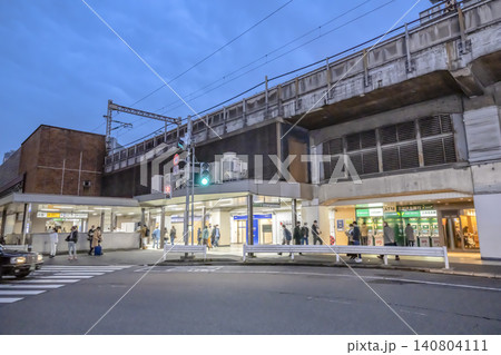 東京都港区の都市風景 夕方の新橋駅銀座口と駅前風景 東京都港区の都市風景 夕方の新橋駅銀座口と駅前風景 140804111