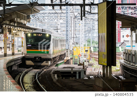 【東海道線】新橋駅に入線する普通列車 140804535