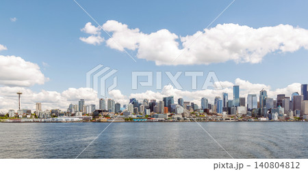 Bright and sunny panoramic view of Seattle skyline from the water 140804812