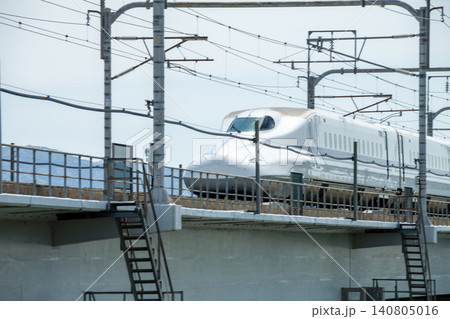 高架橋を走行する東海道新幹線アップ 高架橋を走行する東海道新幹線アップ 140805016