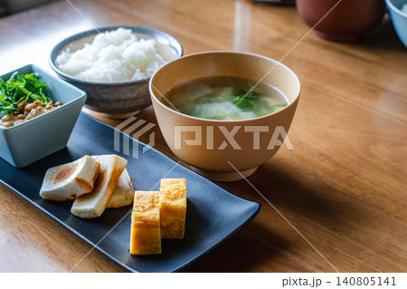 朝の光が当たる木目調テーブルの上の和食朝食 140805141