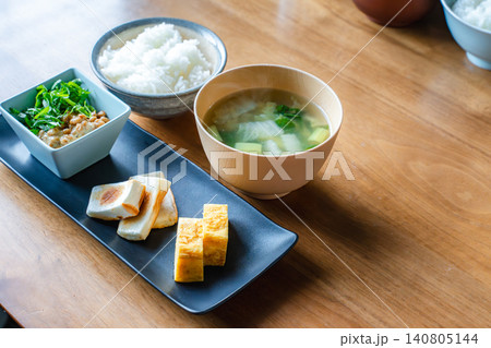 木製のテーブルに置かれた手作りの和食朝食セット 140805144