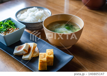 大葉を添えた納豆や卵焼き、はんぺんなどの定番和食おかず 140805147