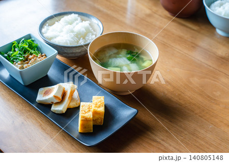 日本の家庭料理を代表する定番の和食朝食セット 140805148
