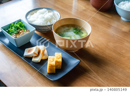 テーブルの上に並ぶ和食の朝ごはん 140805149