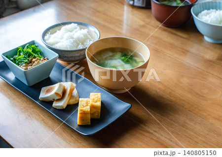 木製のテーブルに並べられた和朝食 木製のテーブルに並べられた和朝食 140805150