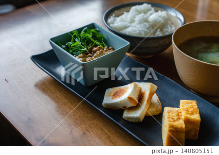 黒い皿に盛り付けられた和食のおかず 140805151