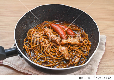 デミグラスソースで作るウインナーと舞茸のパスタ デミグラスソースで作るウインナーと舞茸のパスタ 140805452