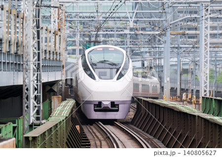 【上野東京ライン】新橋駅を通過する特急ときわ54号 【上野東京ライン】新橋駅を通過する特急ときわ54号 140805627