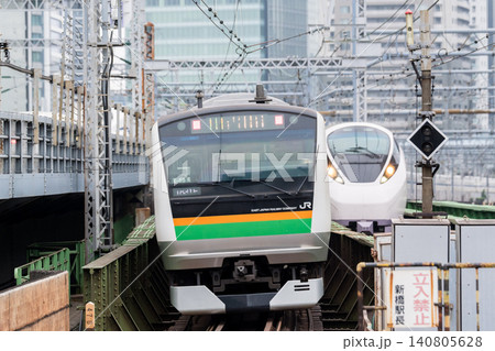 【東海道線】新橋駅を発車する普通列車 【東海道線】新橋駅を発車する普通列車 140805628