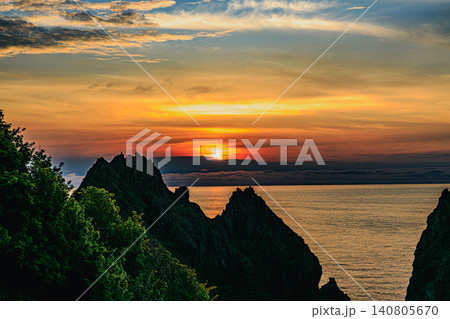 夕日に染まる積丹半島・島武意岬の絶景 140805670