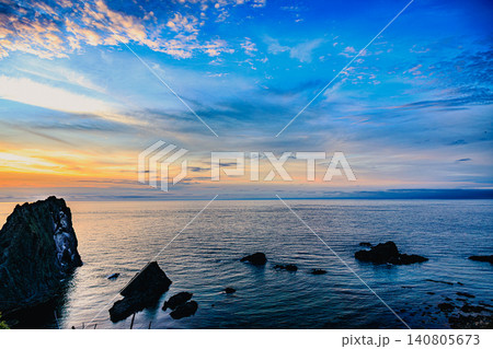 黄金色の夕空に包まれる積丹半島・島武意岬 黄金色の夕空に包まれる積丹半島・島武意岬 140805673