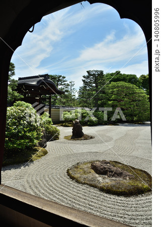 大本山建仁寺 花頭窓越しの大雄苑(京都市東山区) 大本山建仁寺 花頭窓越しの大雄苑(京都市東山区) 140805996