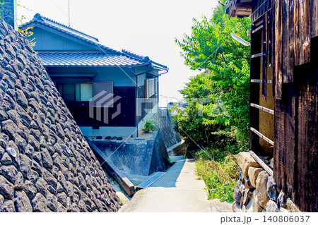 【香川】夏の男木島 強い日差しが降り注ぐ島内の景色 【香川】夏の男木島 強い日差しが降り注ぐ島内の景色 140806037