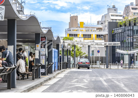 神奈川県川崎市中原区の都市風景 武蔵小杉駅前のバスロータリー 神奈川県川崎市中原区の都市風景 武蔵小杉駅前のバスロータリー 140806043