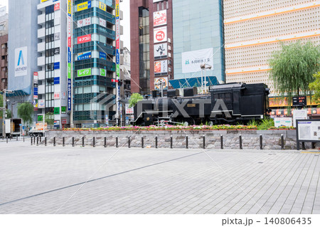 【新橋駅】早朝の新橋駅日比谷口前にある蒸気機関車 【新橋駅】早朝の新橋駅日比谷口前にある蒸気機関車 140806435