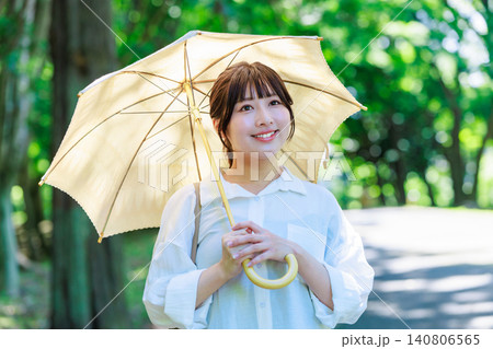 日傘をさす若い女性 日傘をさす若い女性 140806565