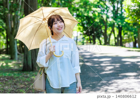 日傘をさす若い女性 日傘をさす若い女性 140806612