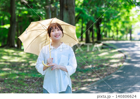 日傘をさす若い女性 140806624
