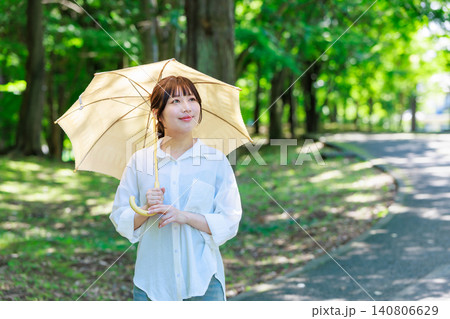日傘をさす若い女性 140806629