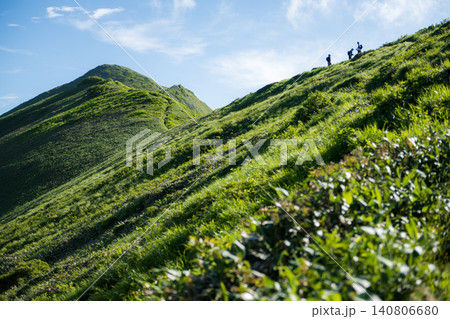 青空と夏の緑に包まれた稜線を歩く、谷川岳の登山者たち 青空と夏の緑に包まれた稜線を歩く、谷川岳の登山者たち 140806680