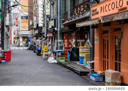 【新橋】早朝の新橋駅周辺の飲み屋街 【新橋】早朝の新橋駅周辺の飲み屋街 140806689