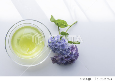 俯瞰で撮影した紫陽花と冷たい緑茶の爽やかなテーブルフォト 140806703