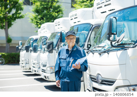 トラックの前で立つ作業員 トラックの前で立つ作業員 140806854