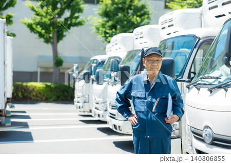 トラックの前で立つ作業員 トラックの前で立つ作業員 140806855