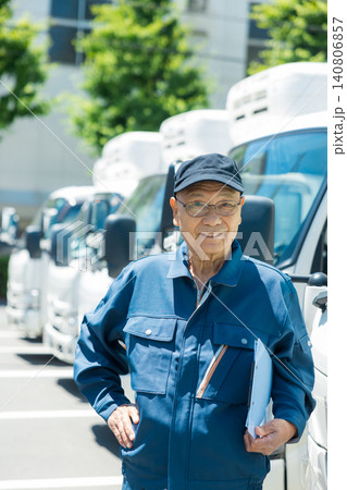 トラックの前で立つ作業員 トラックの前で立つ作業員 140806857