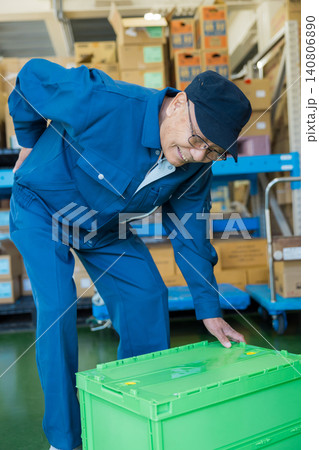 倉庫で働く男性 倉庫で働く男性 140806890