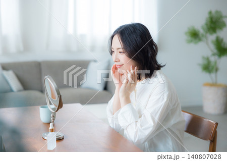 鏡を見る若い女性 140807028