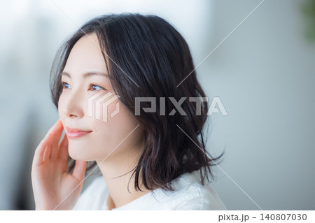 鏡を見る若い女性 鏡を見る若い女性 140807030
